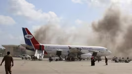 [ẢNH] Phiến quân Houthi phủ nhận gây ra vụ tấn công kinh hoàng ở sân bay Aden