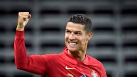 Xem Ronaldo ghi 2 tuyệt phẩm cho Bồ Đào Nha và đi vào lịch sử
