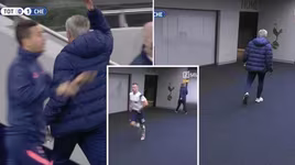 Bi hài cảnh HLV Mourinho vào tận... nhà vệ sinh lôi học trò ra thi đấu