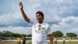 Ronaldinho kiếm bộn tiền sau khi ra tù