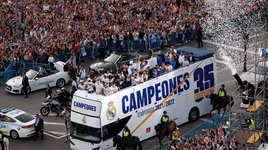 Real Madrid diễu hành mừng vô địch giữa biển người