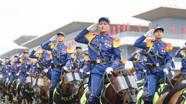 Xem lực lượng Kỵ binh oai vệ diễu hành nhân Ngày truyền thống Cảnh sát cơ động