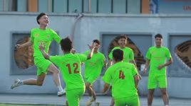 Ghi ba bàn trong 7 phút cuối, trường Tự Lập vỡ òa đi tiếp