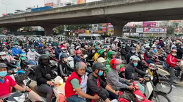 Người dân chật vật di chuyển qua công trường hầm chui Lê Văn Lương