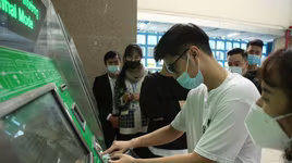 Ngày đầu đường sắt Cát Linh- Hà Đông vận hành thương mại, nhiều người dân mua vé đi tàu