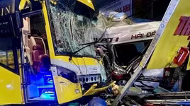 Lai lịch phức tạp của xe hợp đồng 16 chỗ trong vụ xe Thành Bưởi gây tai nạn làm 5 người chết