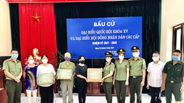 Thêm một hoạt động thiết thực hướng tới lực lượng Công an Thủ đô ở tuyến đầu chống dịch và các điểm bầu cử 