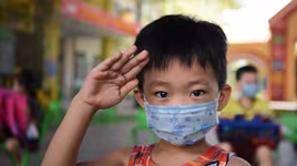 Video: Ấn tượng kiểu chào nhà binh của "chiến sỹ nhí" mầm non khi về nhà sau cách ly ở Bắc Giang