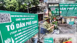 [ẢNH] Cả phường căng sức bảo vệ "vùng xanh", dân vẫn chui qua chốt ra ngoài