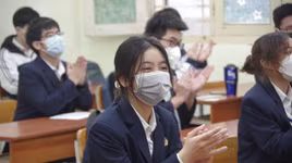 Hình ảnh mới nhất về ngày đầu tiên học sinh lớp 12 ở trung tâm Hà Nội trở lại trường