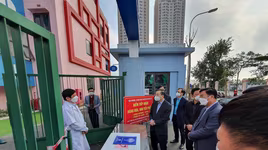 Chủ tịch Hà Nội chúc tết, động viên lực lượng tuyến đầu ở trạm y tế lưu động đang điều trị bệnh nhân Covid-19