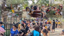 Hà Nội: Chen chân đi chơi công viên Thủ Lệ, trẻ em mệt mỏi vì nắng nóng