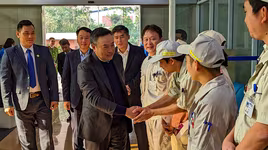 Chủ tịch Hà Nội động viên sản xuất đầu năm ở doanh nghiệp chuyên sản xuất vi mạch điện tử nổi tiếng