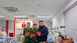 Công an Thủ đô tranh thủ giờ nghỉ sau ca trực để hiến máu cứu người sớm mùng một tết 