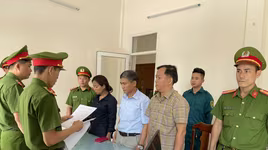 Bắt giam hai nguyên Trưởng Phòng giáo dục và Chánh văn phòng nhận hối lộ