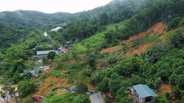 Mưa lớn gây sạt lở đất vùi lấp bé gái ở Hà Giang