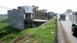 Đê điều đang bị “xẻ thịt” 