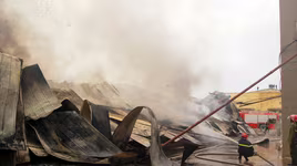 Cháy “thổi bay” cả kho hàng lớn