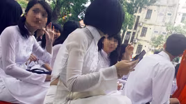 Khi học sinh làm đẹp quá đà