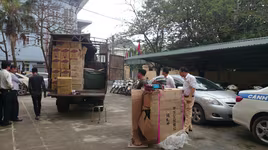 CSGT liên tiếp bắt quả tang hàng lậu trên xe khách, xe tải