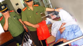 Thăm hỏi chiến sỹ CSCĐ bị thương khi làm nhiệm vụ