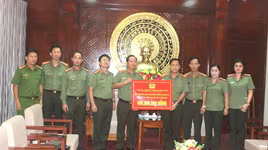 Công an Thủ đô hướng về đồng bào, đồng đội miền Trung ruột thịt