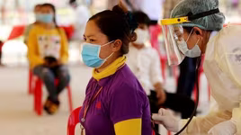 Campuchia: Dịch Covid-19 lan khắp 25 tỉnh, thành, phong tỏa khu vực giáp biên giới với Việt Nam