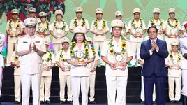 Thủ tướng Chính phủ Phạm Minh Chính, Bộ trưởng Bộ Công an Tô Lâm trao kỷ niệm chương và tràng hoa tôn vinh 60 gương Cảnh sát nhân dân tiêu biểu tại Lễ kỷ niệm 60 năm Ngày truyền thống lực lượng Cảnh sát nhân dân (20-7-1962/20-7-2022) và đón nhận Huân chương Hồ Chí Minh
