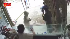 Video thiếu nữ cướp giật điện thoại bị chủ cửa hàng truy đuổi 