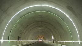 Trung Quốc hoàn thành đường hầm cao tốc xuyên núi, dài nhất thế giới