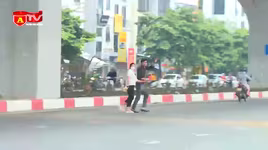 Người đi bộ phải xin đường nếu không sẽ bị phạt tiền