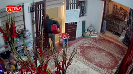 Hai thanh niên bê trộm hòm công đức ở Hà Nội