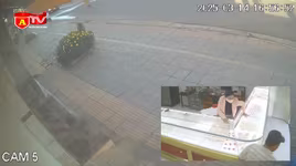 Chủ tiệm vàng nhảy qua quầy hàng tóm gọn đối tượng cướp giật 