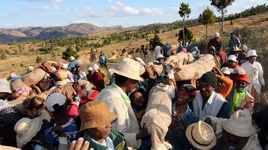 Hãi hùng tập tục “nhảy múa cùng người chết” ở Madagascar