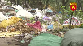 Rác thải tràn ngập vỉa hè trên phố Phúc La, Hà Đông