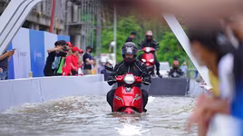 Mùa mưa bão đến gần, xe máy điện VinFast ‘có giá’ nhờ khả năng vượt đường ngập nước