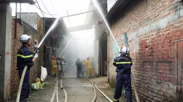 Nhiều lực lượng tham gia diễn tập PCCC loại hình nhà ở kết hợp sản xuất kinh doanh