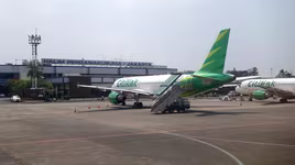 Mắc Covid-19, người đàn ông Indonesia vẫn đóng giả vợ để được lên máy bay