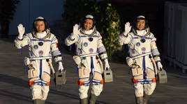 Phi hành gia Trung Quốc trở về Trái đất an toàn