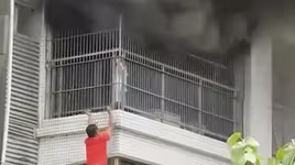 Kịch tính vụ giải cứu bé trai khỏi ngôi nhà đang cháy