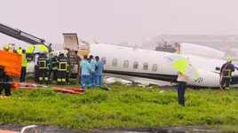 Máy bay trượt khỏi đường băng, gãy đôi khi hạ cánh