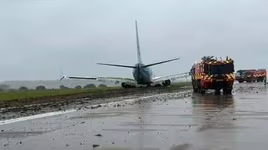 Gió lớn khiến máy bay chở khách trượt khỏi đường băng khi hạ cánh