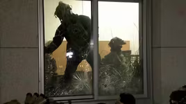 Cảnh binh sĩ Hàn Quốc vào tòa nhà Quốc hội để thực thi lệnh thiết quân luật