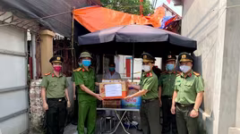 Công đoàn CATP Hà Nội thăm, tặng quà các chốt bảo vệ khu cách ly phòng chống dịch Covid-19