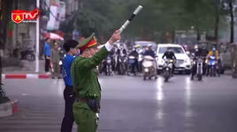 Khi người dân tham gia cùng lực lượng công an chống ùn tắc giao thông