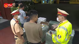 Cận cảnh 7.000 bao thuốc lá lậu "núp" trên xe hàng