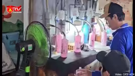 Cận cảnh dây chuyền làm giả nước tẩy rửa, nước giặt thương hiệu 