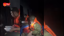 Công an TP Huế xuyên đêm đưa cơm cho nhân dân giữa “biển” nước lũ