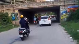 Lái xe ô tô qua hầm chui có biển cấm bị quay clip gửi Cảnh sát giao thông