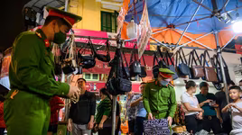 Thu giữ hàng trăm túi xách, giầy thể thao 'hàng hiệu' giá chưa đến 200.000 đồng tại chợ đêm phố cổ